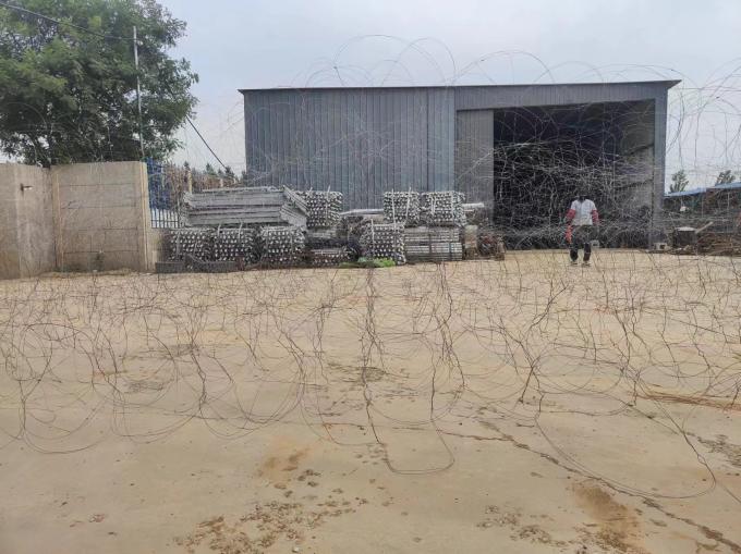 ট্যাঙ্ক অ্যান্টি-মেস বাধা মেটাল জাল অস্পষ্ট গ্যালভানাইজড স্টিলের তারের বেড়া 0